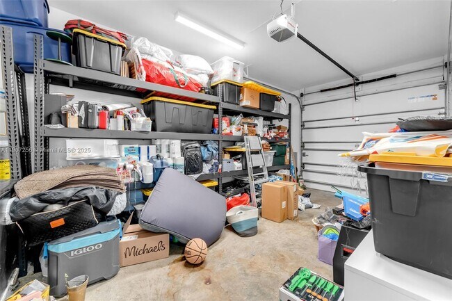 Building Photo - 3048 SW 18th St