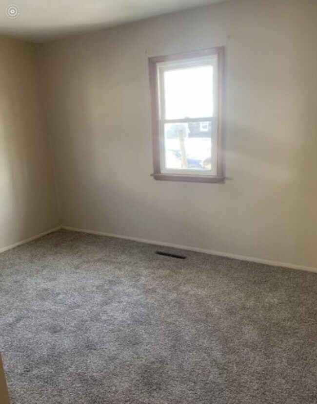 Building Photo - 2 bedroom 1 bath house for rent