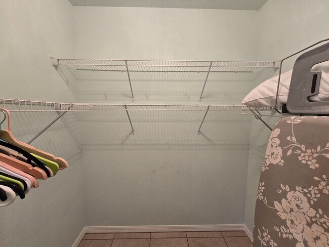 Building Photo - Remodeled 2 bed/ 2 bath/ 2 car garage ~ Annual Rental in Sarasota ~