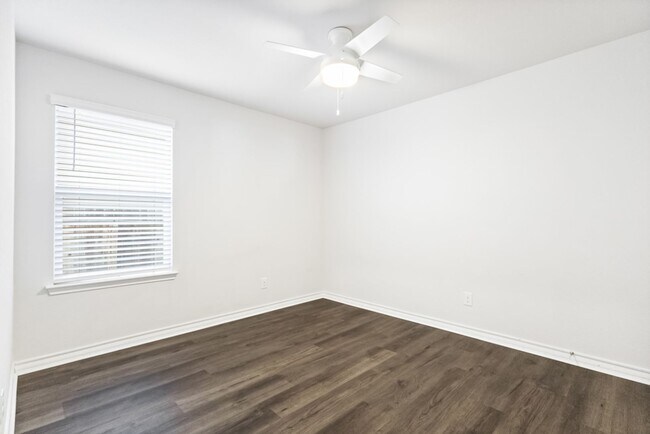 Building Photo - Well-Maintained 3-Bedroom Home – Ideal for Students & Professionals!