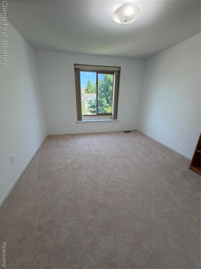 Building Photo - 7043 Foxridge Dr