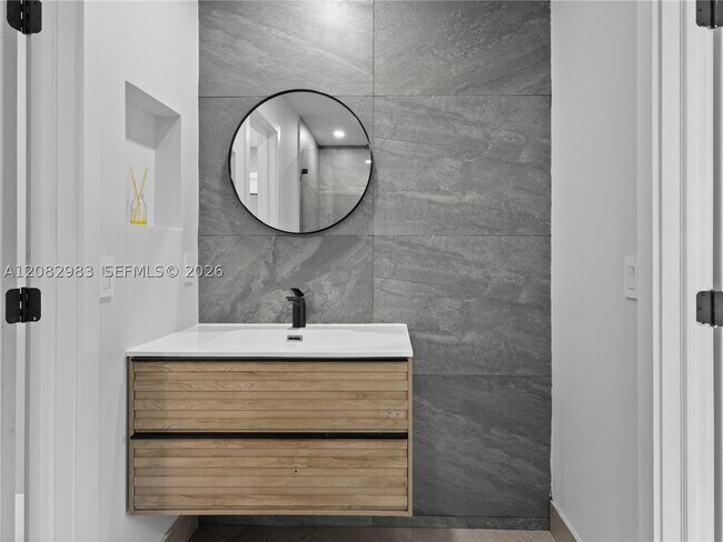 Building Photo - 421 S 56th Terrace
