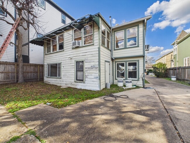 Building Photo - 1334 W 21st St