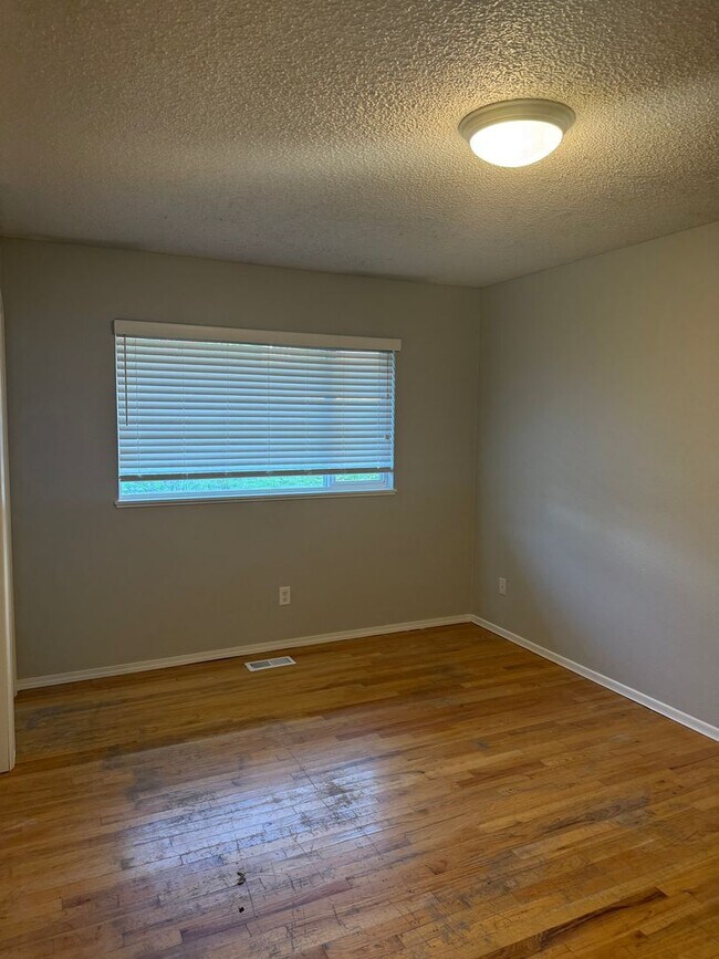 Building Photo - Charming 3 Bedroom with a Living Room, Sun Room,Huge Fenced Yard & More!