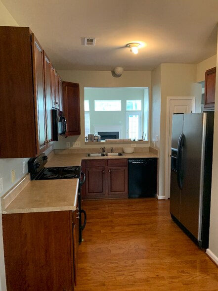 Building Photo - 1422 Burrell Ave NW