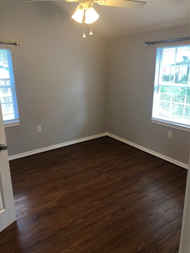 Building Photo - 914 E 25th St