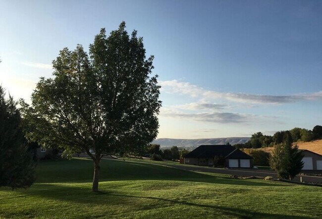 Building Photo - West Valley Home on a Hill