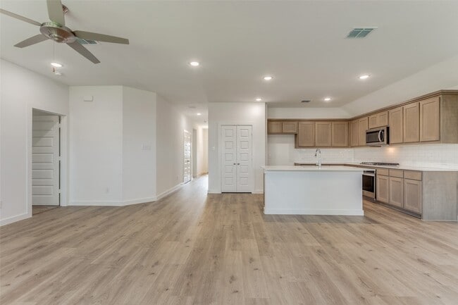 Building Photo - 4908 Pebblewood Dr