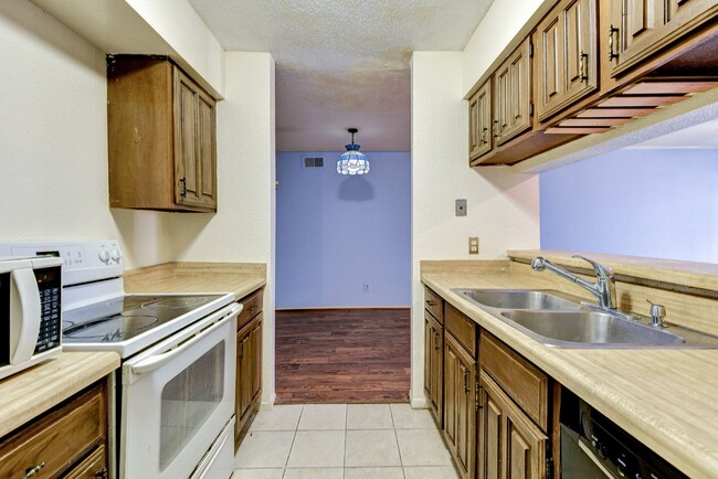 Building Photo - Spacious and inviting 2-bedroom, 2-bath ap...