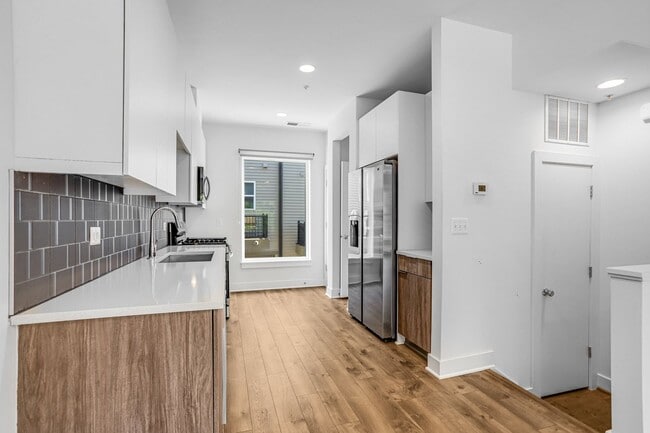 Building Photo - Spacious 4-level Home| 3 bedrooms + Garage parking!