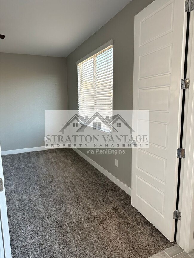 Building Photo - 9638 E Tesla Ave