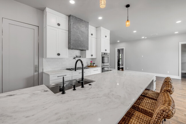 Building Photo - 1707 N Peninsula Ave