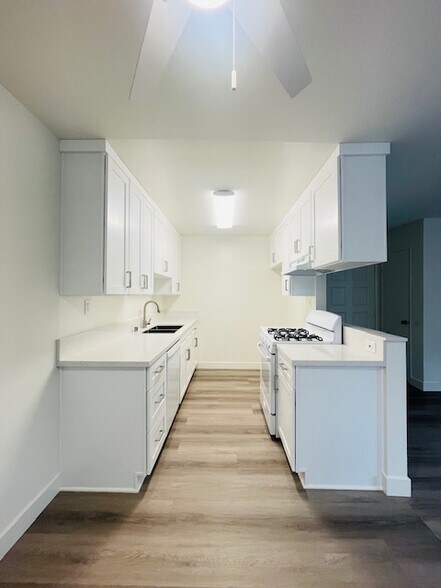 Building Photo - 112 S St Andrews Pl