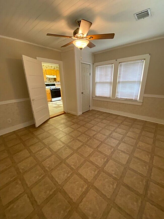 Building Photo - 313 St Thomas St