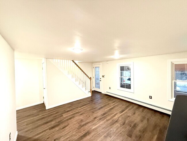 Building Photo - Walk to the Waterfront!|2BR Single-Family with Private Yard!