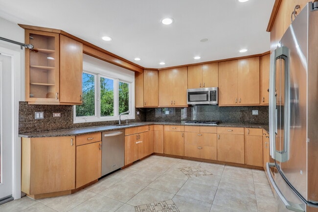 Building Photo - 107 E Burr Oak Dr