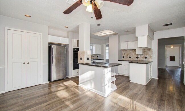 Building Photo - 9430 Claridge Dr