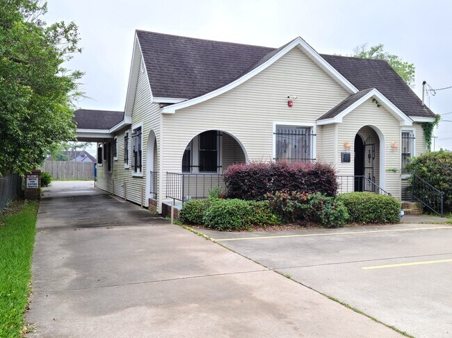 Primary Photo - 2665 Broadway St