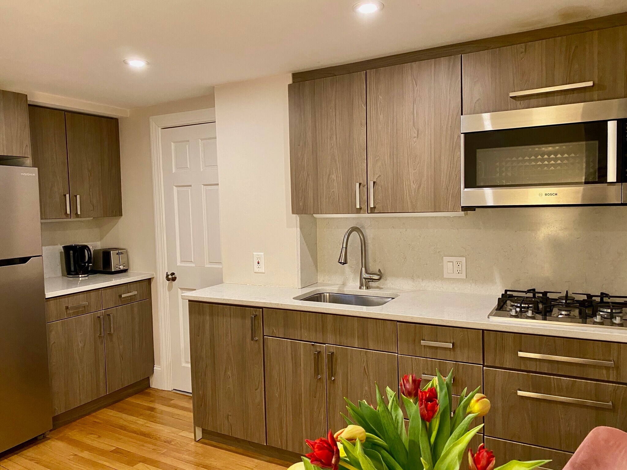 Gas cooktop and large fridge - 290 Commonwealth Ave