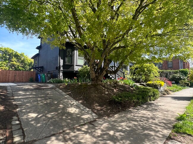 Building Photo - 728 SE 30th Ave