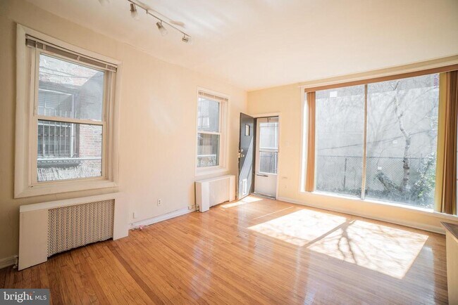 Building Photo - 2108 Pine St