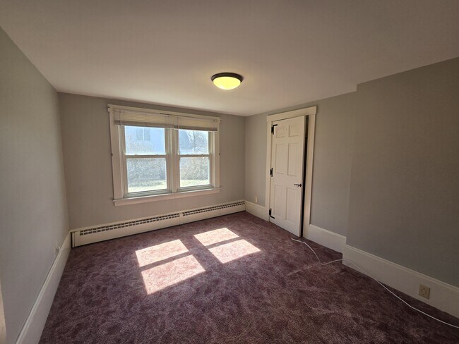 Building Photo - 54 Maple St