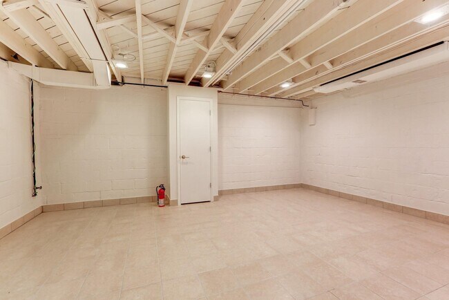 Building Photo - 9718 Holmhurst Rd