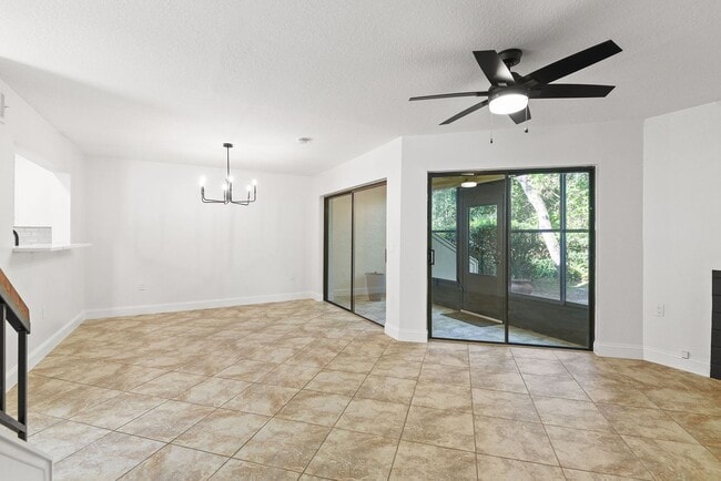 Building Photo - Charming Townhouse for Lease