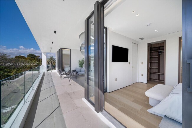 Building Photo - 1045 W 47th Ct