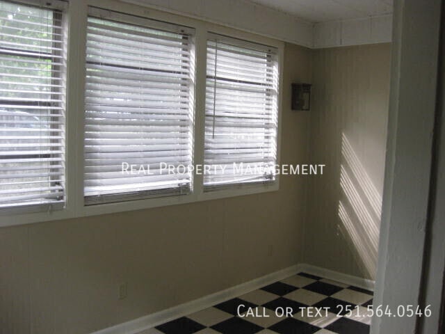 Building Photo - 335 Azalea Cir W