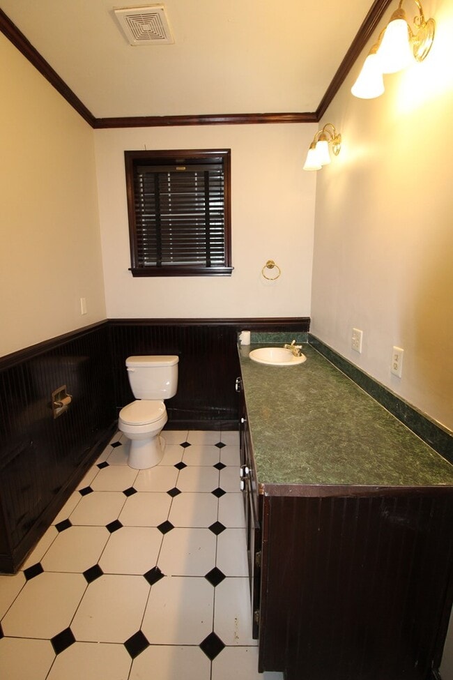 Building Photo - 900 Race Track Rd