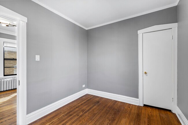 Building Photo - 5761 N Elston Ave