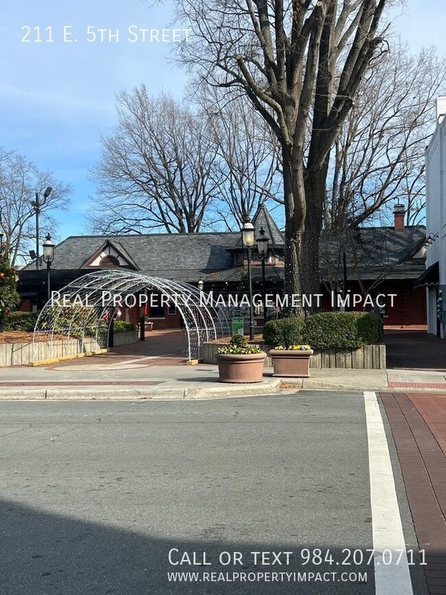 Building Photo - 211 E 5th St