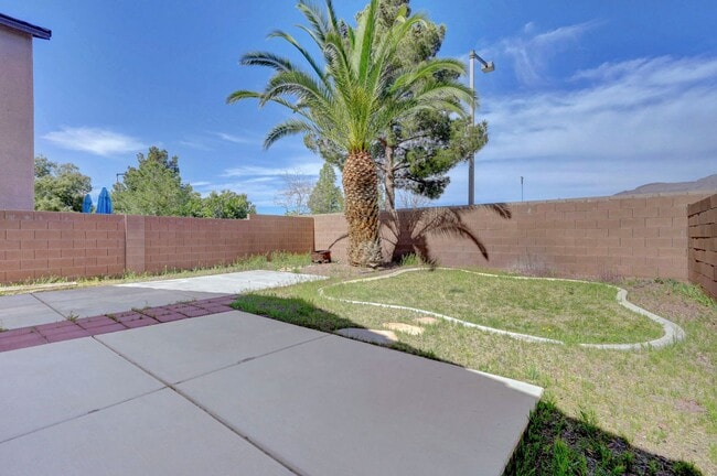 Building Photo - Adorable 2 story in the Northwest! Fresh paint and new carpet!