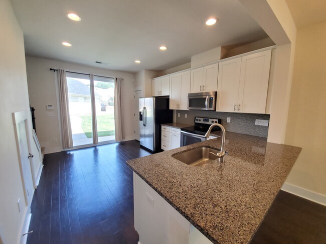 Building Photo - Beautiful townhouse close to uptown