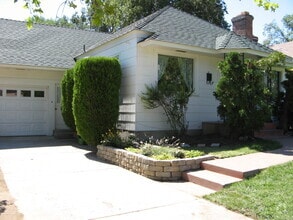 Building Photo - 324 Caliente St