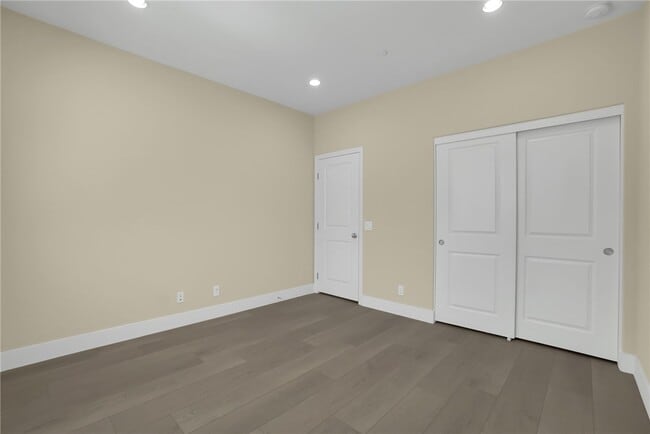 Building Photo - 64 Bianco