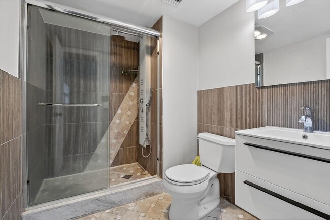 Building Photo - 830 S Hollybrook Dr