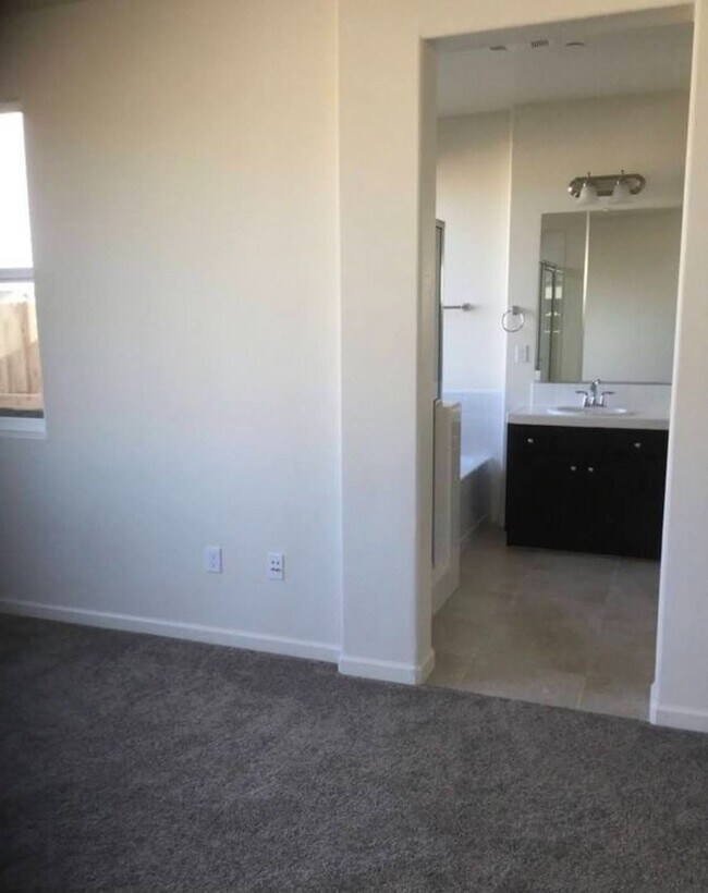 Building Photo - Nice home in North Merced