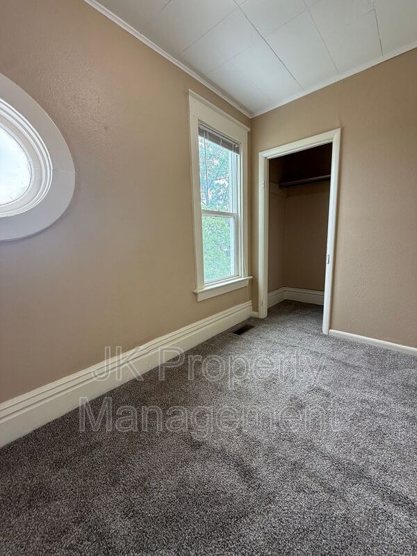 Building Photo - 1303 6th Ave S