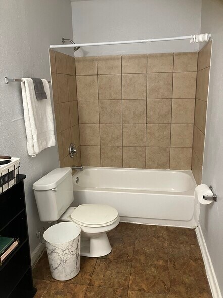 2nd full bathroom - 3523 Horizon Lake