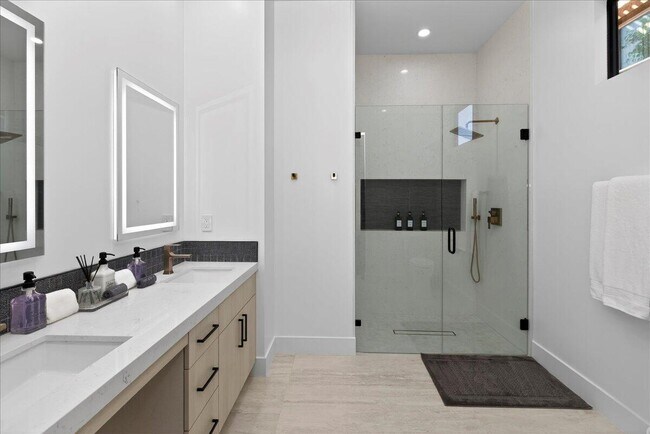 Building Photo - 51116 Avenida Mendoza