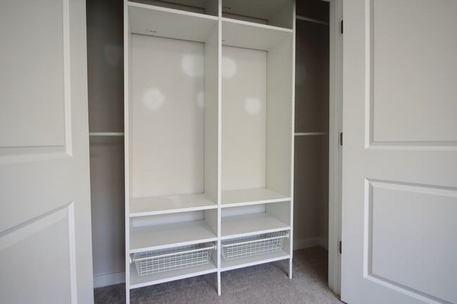 Building Photo - Well-located 2-bedroom