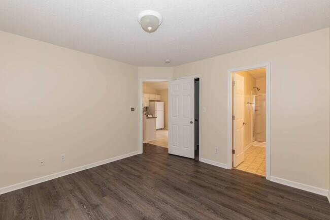 Building Photo - THREE BEDROOM HOME WITH LARGE YARD!