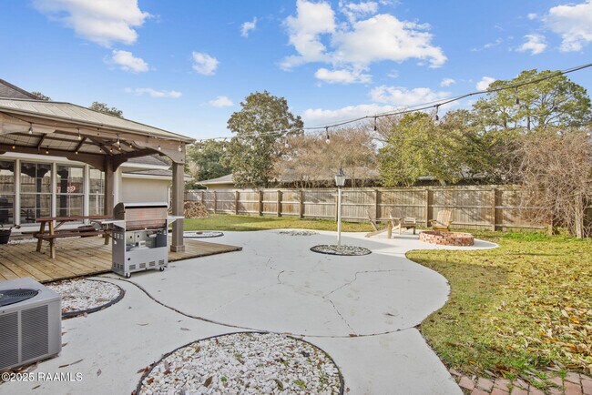 Building Photo - 121 Beverly Dr