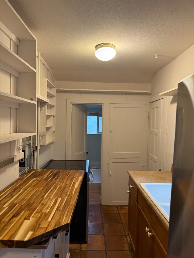 Building Photo - Beautiful and cozy 3 Bedroom 1 Bathroom House Available Now! Lease Term Options Below!