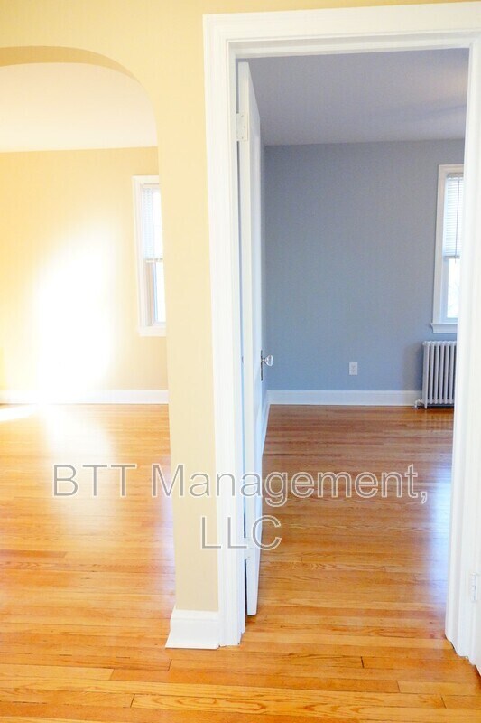 Building Photo - 907 Hudson Ave
