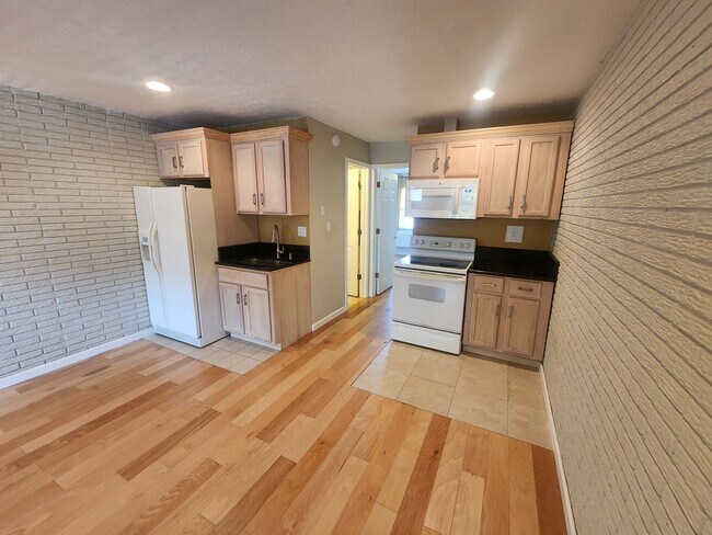 Building Photo - Charming 1 bedroom 1 bath condo in St. Mat...