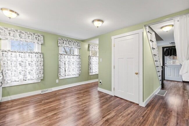 Building Photo - Spacious 3-Bed/1.5-Bath Home with Classic ...