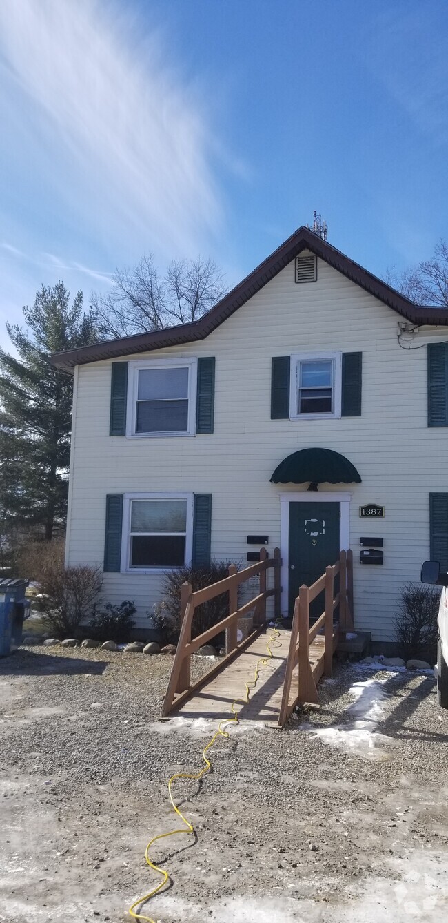 Building Photo - 1387 N Cole St